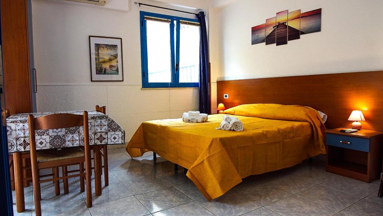 Baia Di Naxos Aparthotel Giardini Naxos Bagian luar foto