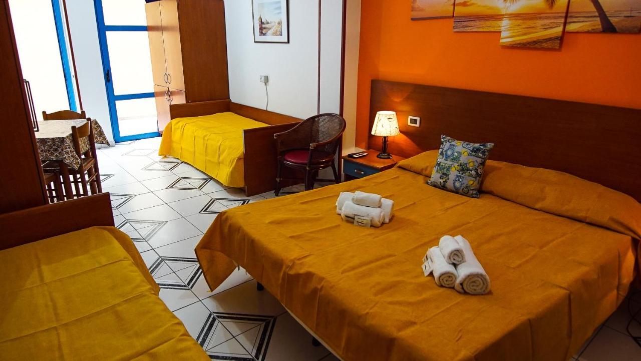 Baia Di Naxos Aparthotel Giardini Naxos Bagian luar foto