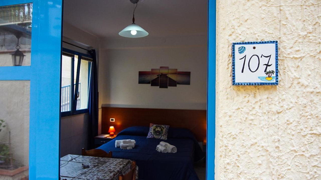 Baia Di Naxos Aparthotel Giardini Naxos Bagian luar foto
