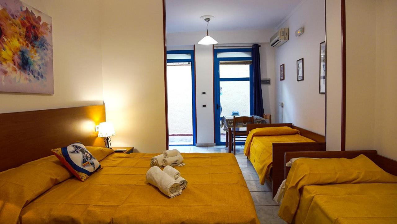 Baia Di Naxos Aparthotel Giardini Naxos Bagian luar foto