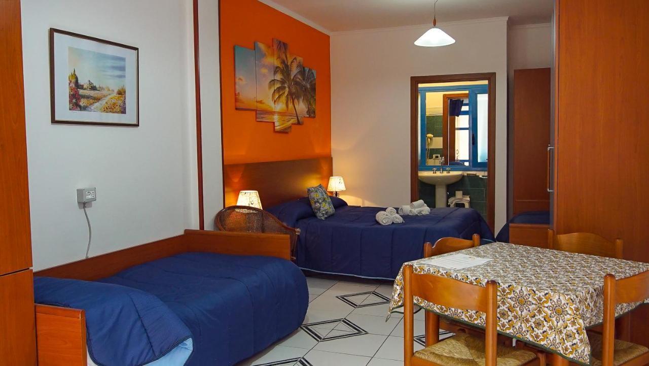 Baia Di Naxos Aparthotel Giardini Naxos Bagian luar foto
