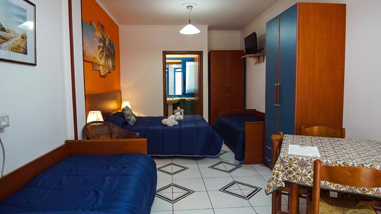 Baia Di Naxos Aparthotel Giardini Naxos Bagian luar foto