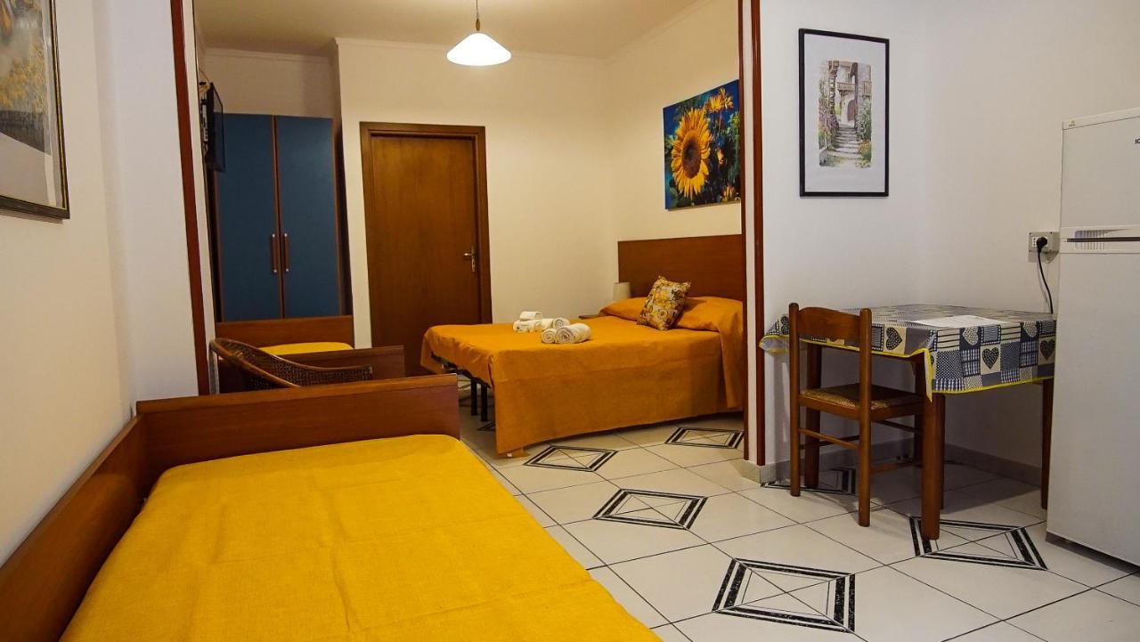 Baia Di Naxos Aparthotel Giardini Naxos Bagian luar foto