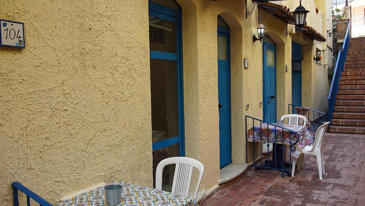 Baia Di Naxos Aparthotel Giardini Naxos Bagian luar foto