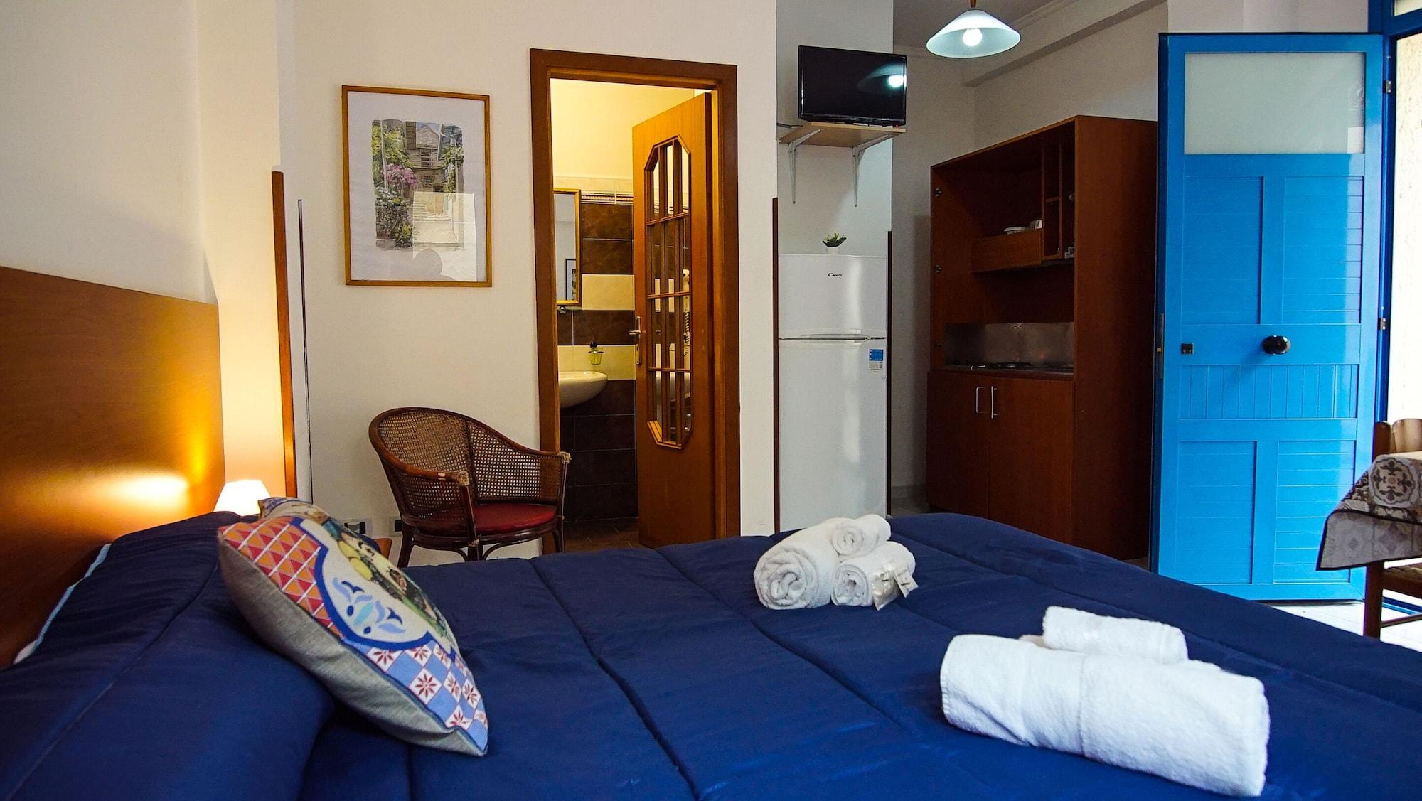 Baia Di Naxos Aparthotel Giardini Naxos Bagian luar foto